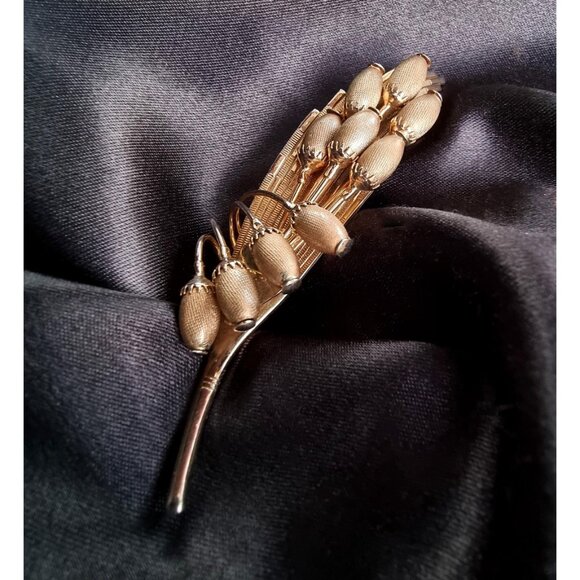 Rare Find Vintage HATTIE CARNEGIE Signed Gold Bronze Tone Lily Brooch Pin - Picture 3 of 6